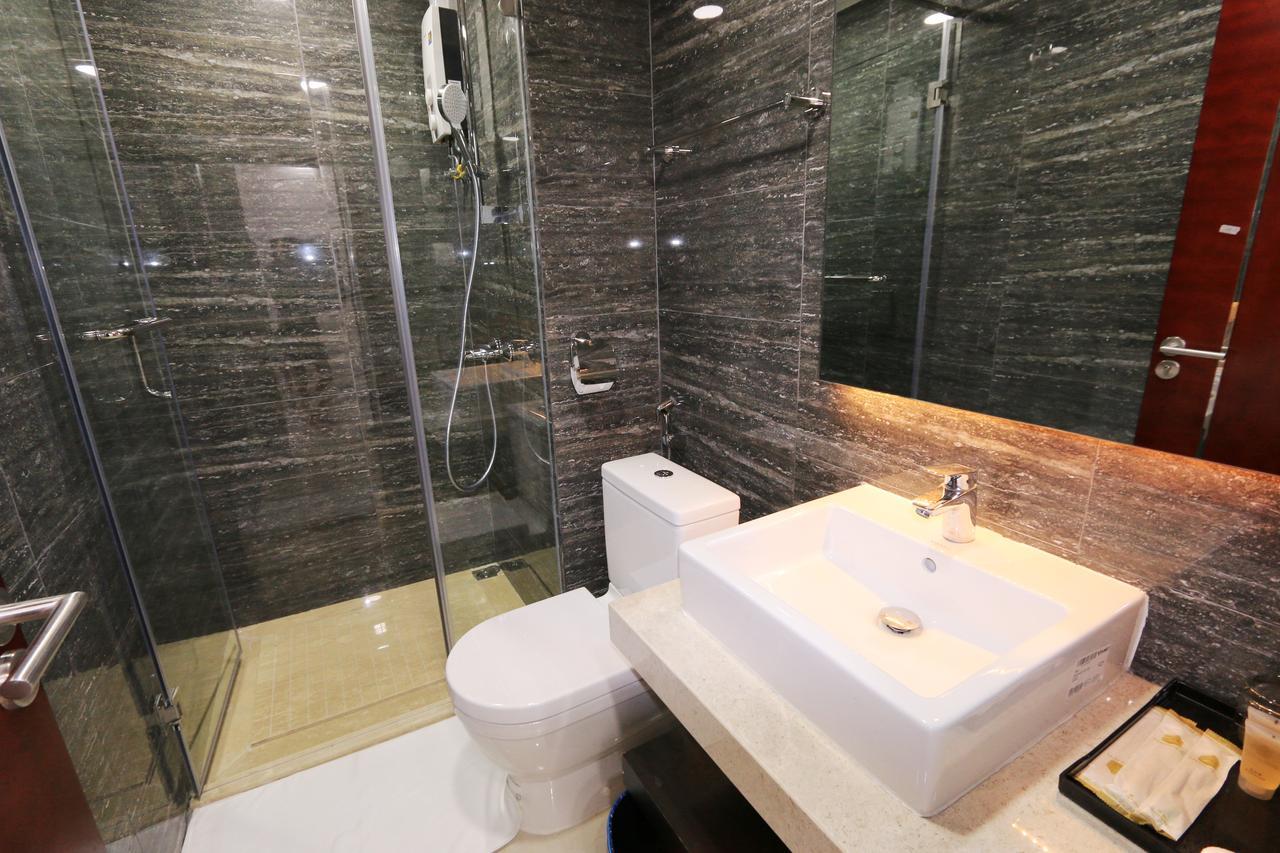 Eastland Hotel & Apartment Phnom Penh Esterno foto