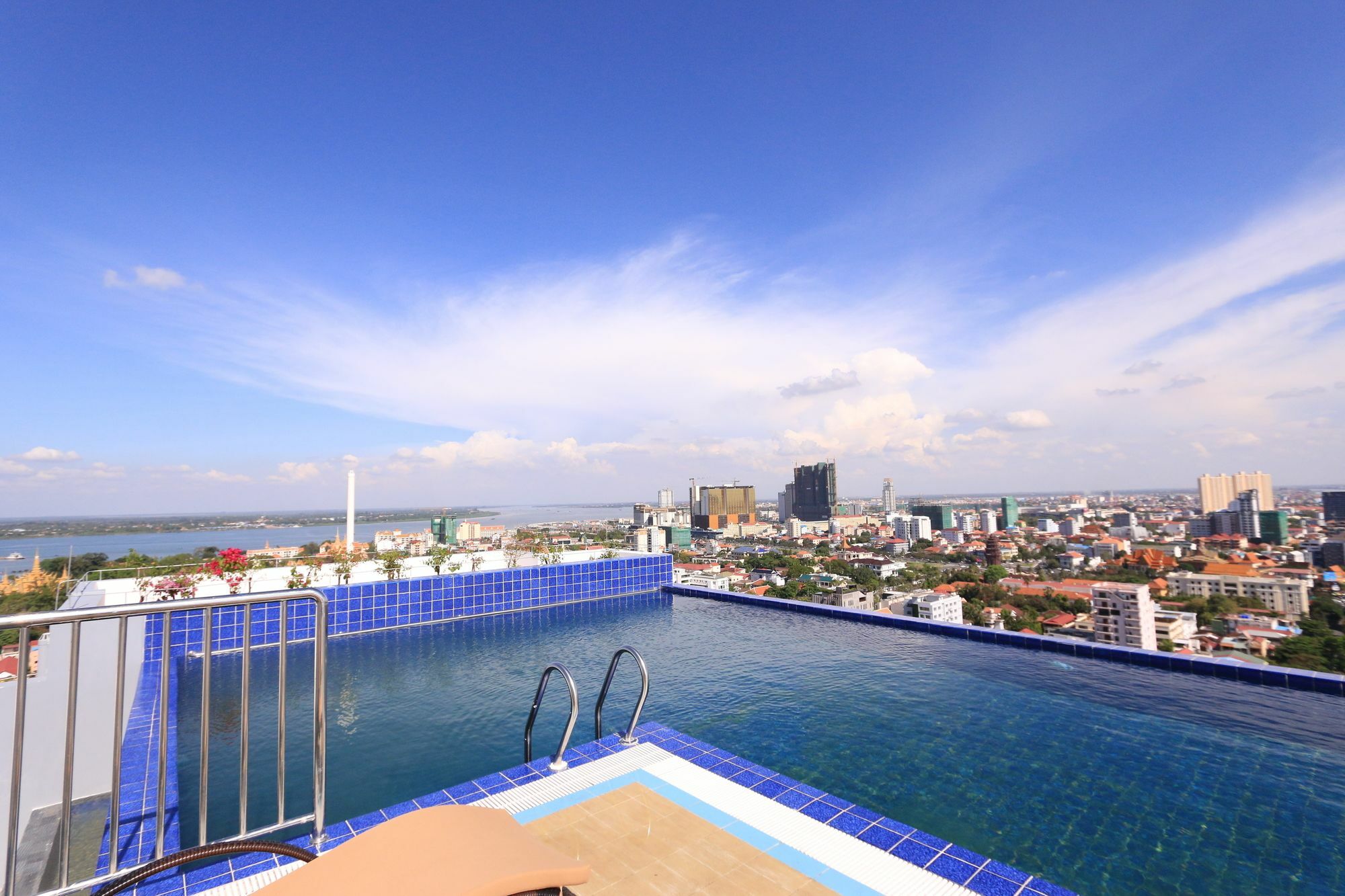 Eastland Hotel & Apartment Phnom Penh Esterno foto