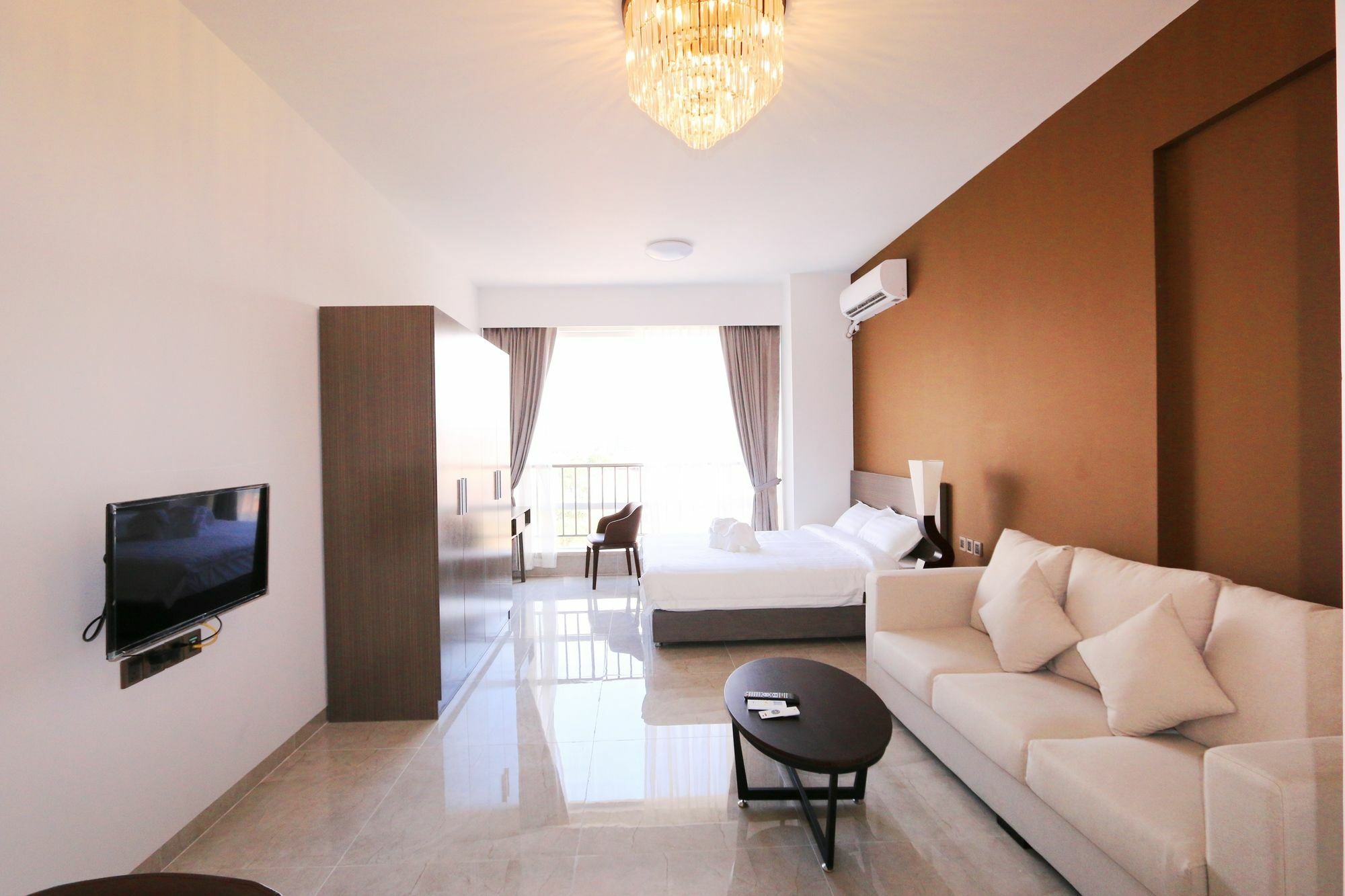 Eastland Hotel & Apartment Phnom Penh Esterno foto