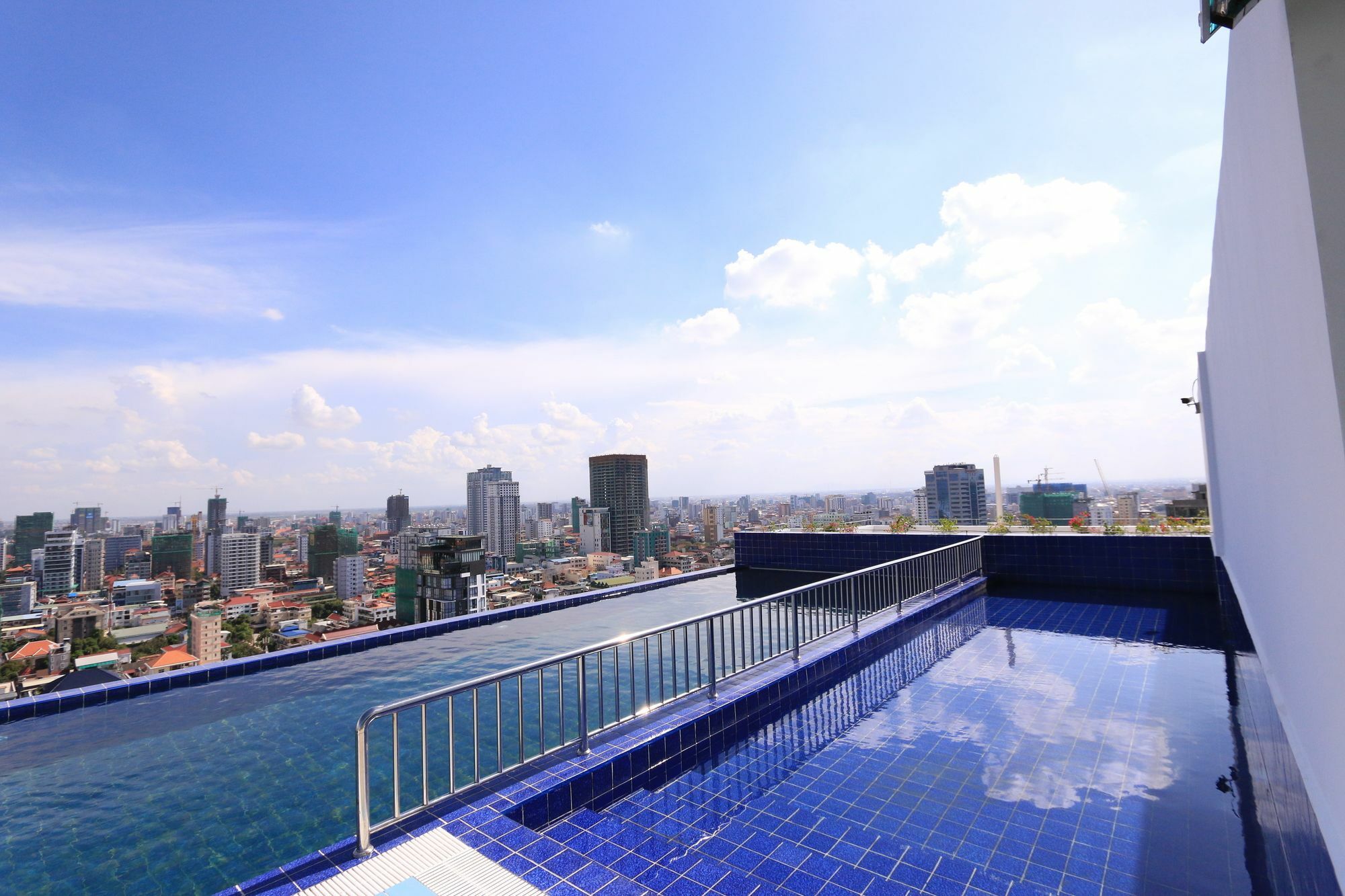 Eastland Hotel & Apartment Phnom Penh Esterno foto