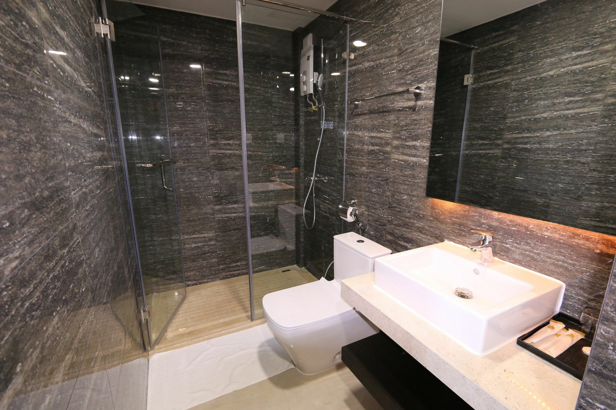 Eastland Hotel & Apartment Phnom Penh Esterno foto