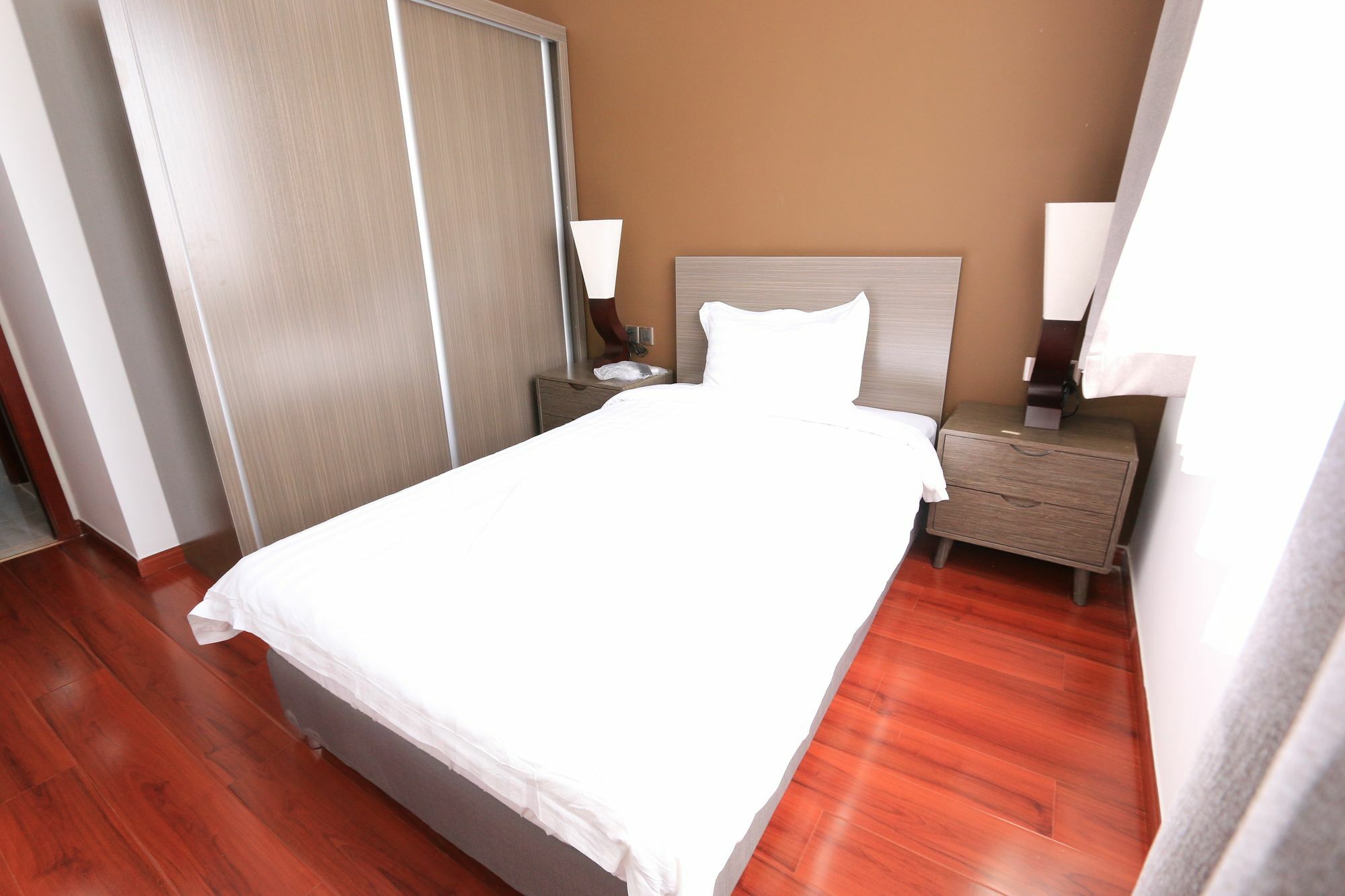 Eastland Hotel & Apartment Phnom Penh Esterno foto