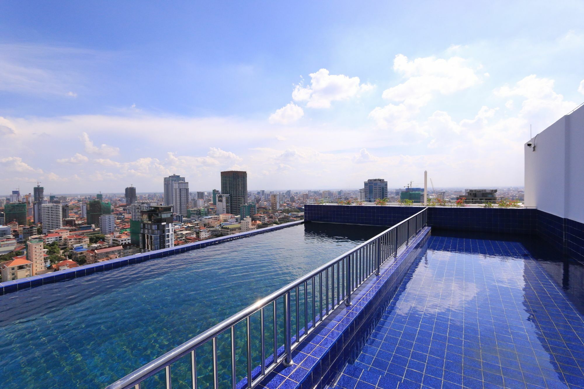 Eastland Hotel & Apartment Phnom Penh Esterno foto