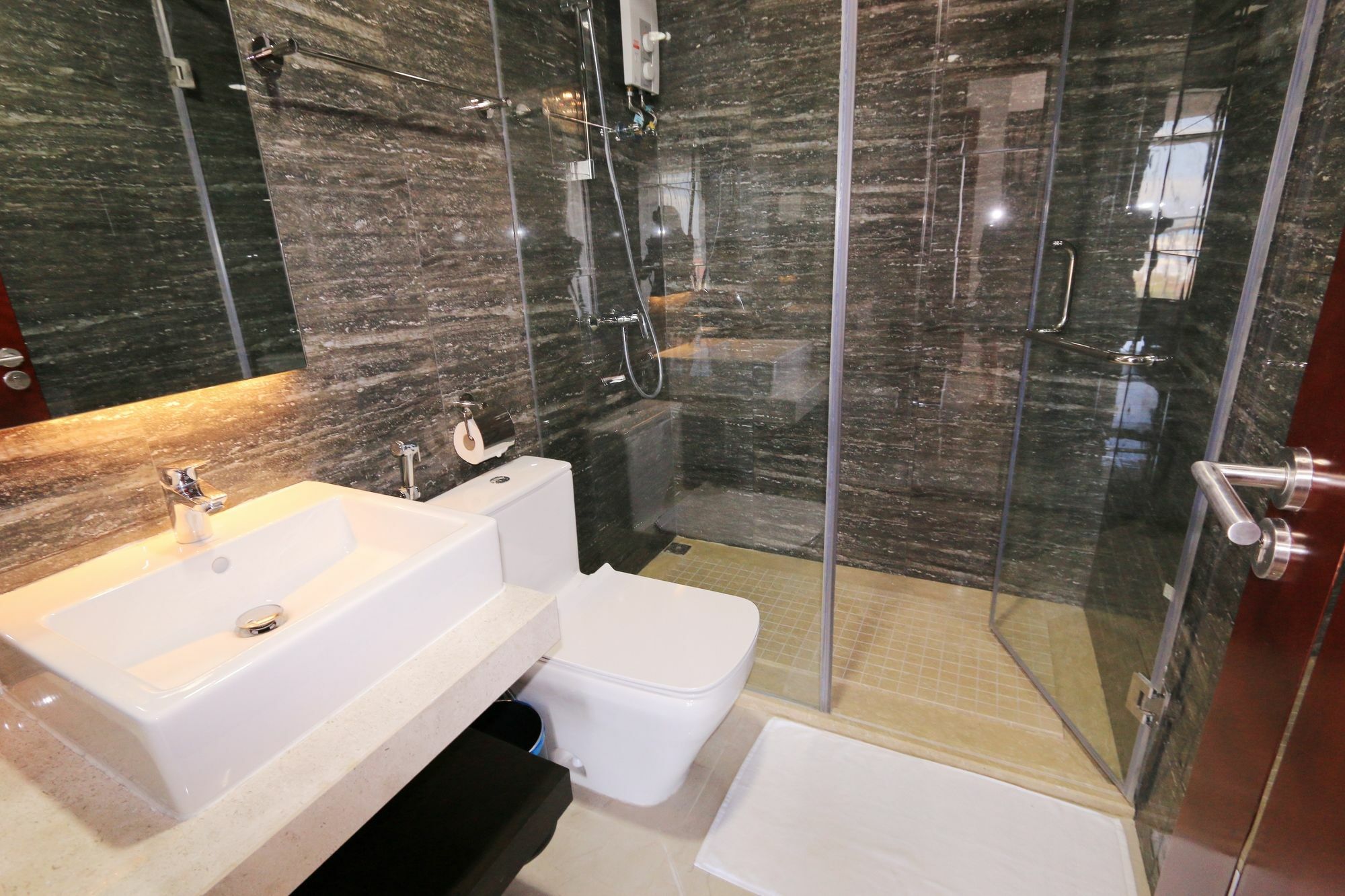 Eastland Hotel & Apartment Phnom Penh Esterno foto