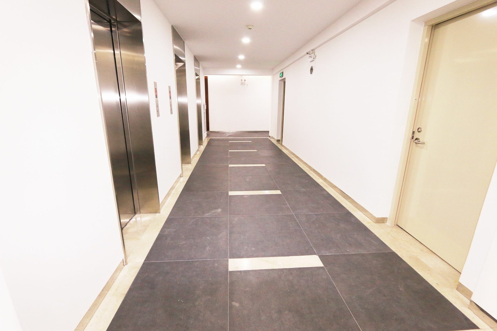 Eastland Hotel & Apartment Phnom Penh Esterno foto