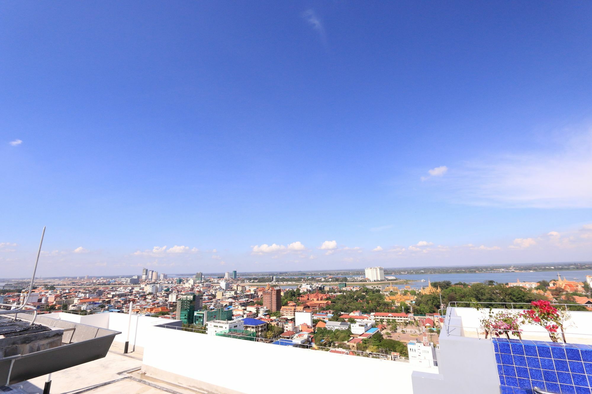 Eastland Hotel & Apartment Phnom Penh Esterno foto