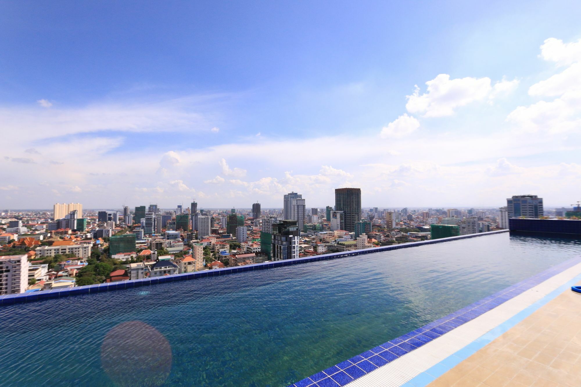 Eastland Hotel & Apartment Phnom Penh Esterno foto