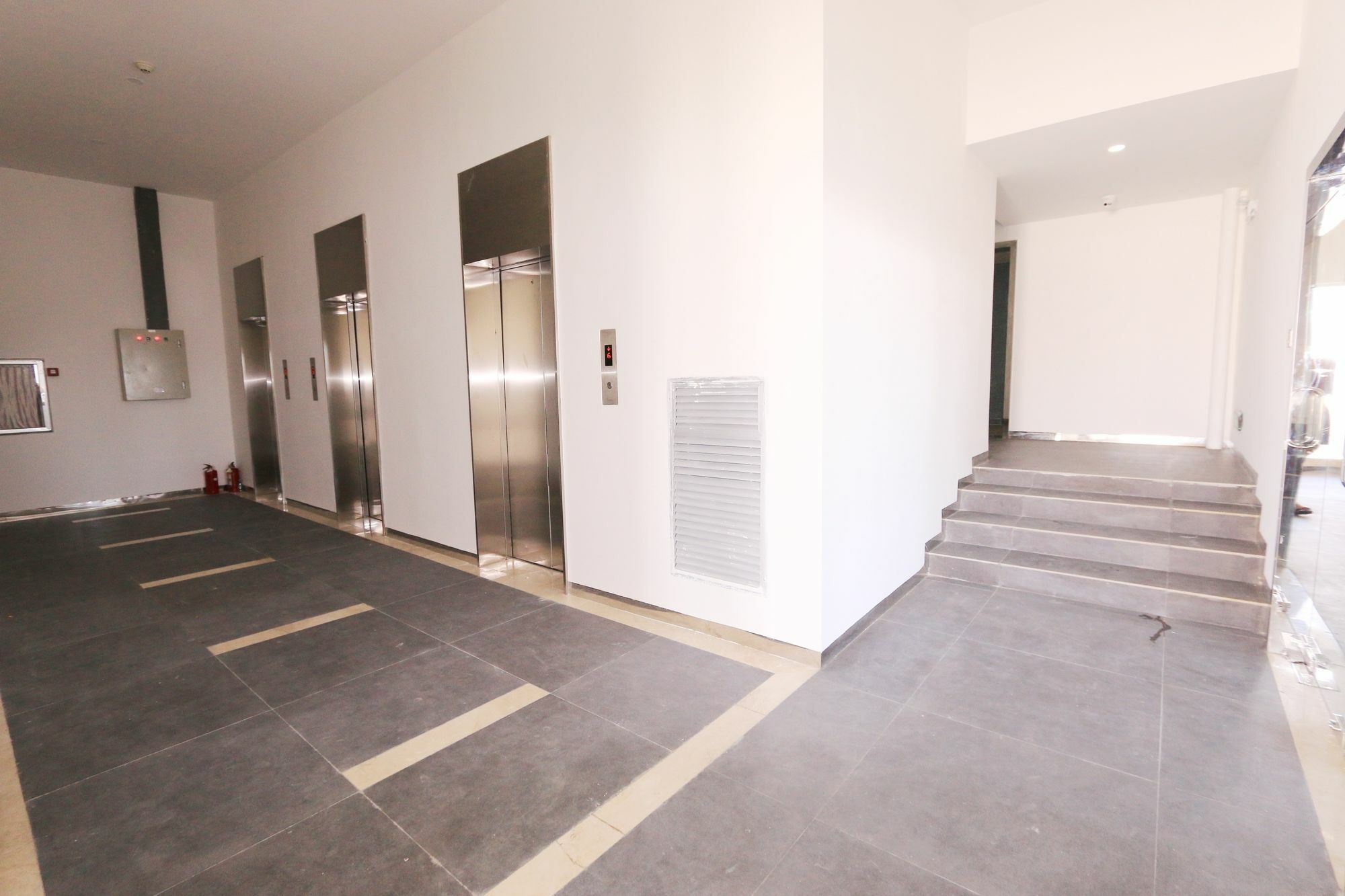 Eastland Hotel & Apartment Phnom Penh Esterno foto
