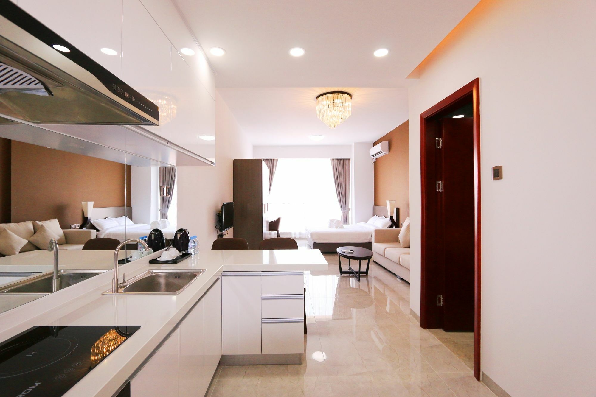 Eastland Hotel & Apartment Phnom Penh Esterno foto