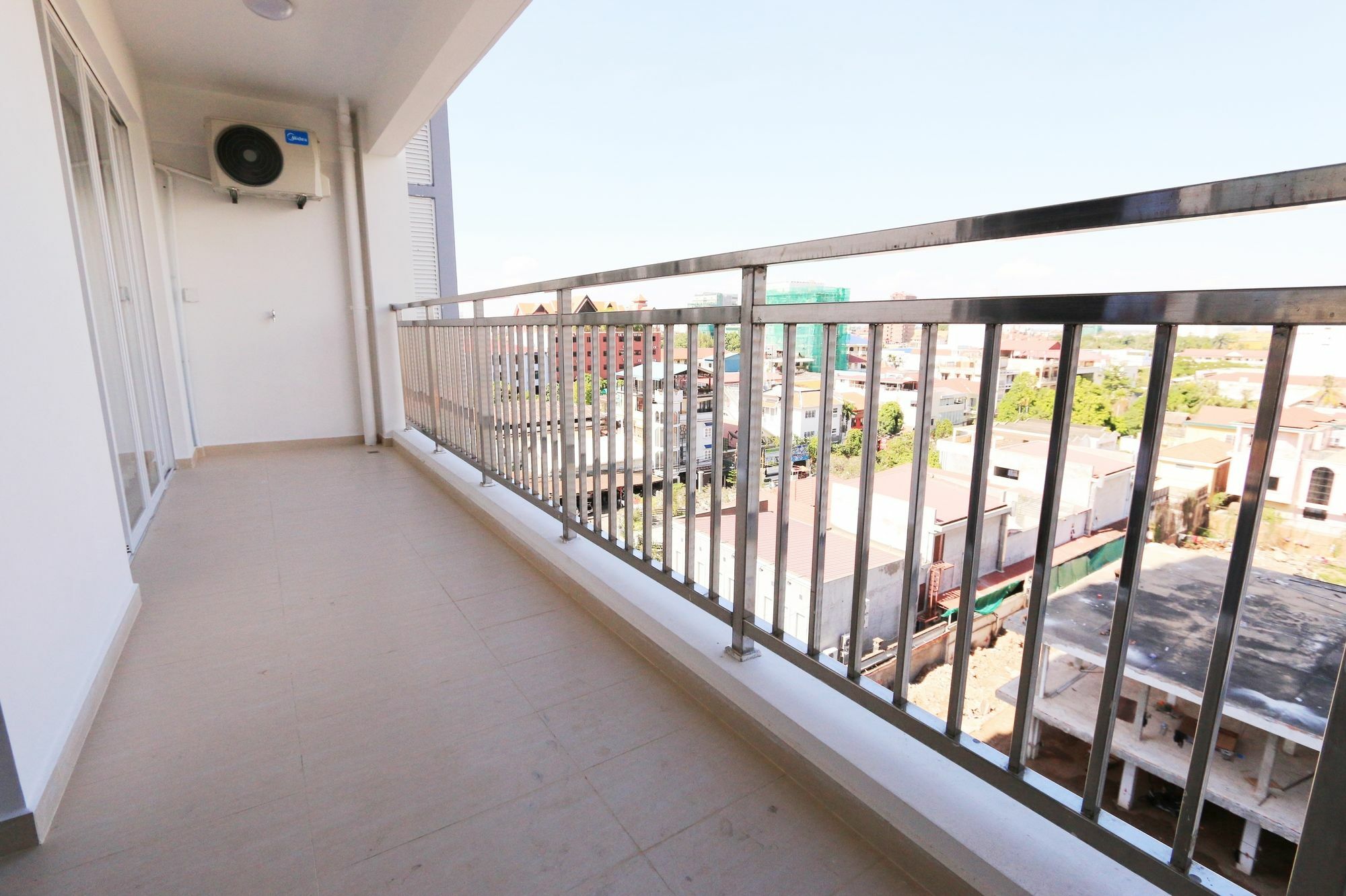 Eastland Hotel & Apartment Phnom Penh Esterno foto