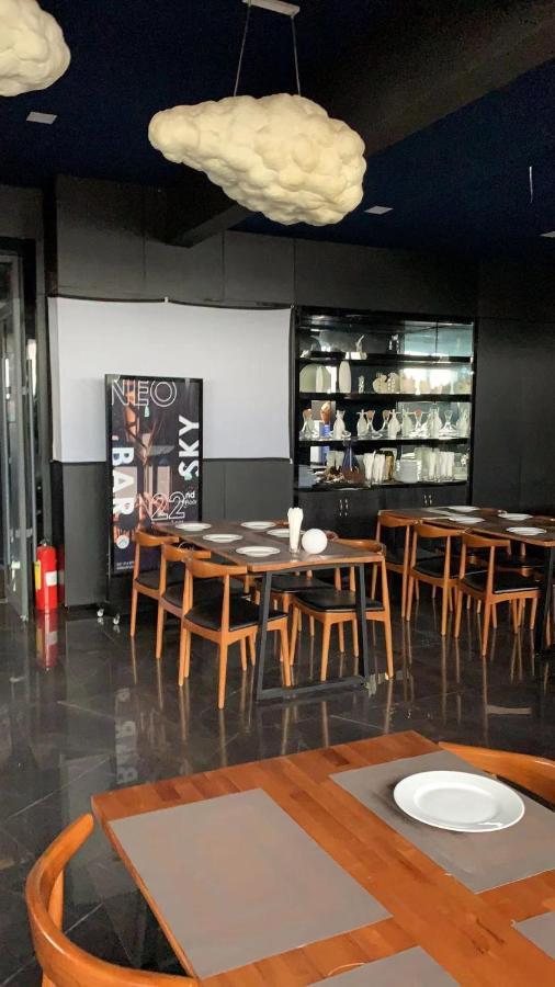 Eastland Hotel & Apartment Phnom Penh Esterno foto