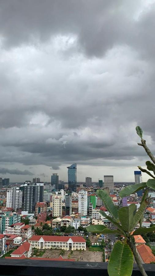 Eastland Hotel & Apartment Phnom Penh Esterno foto