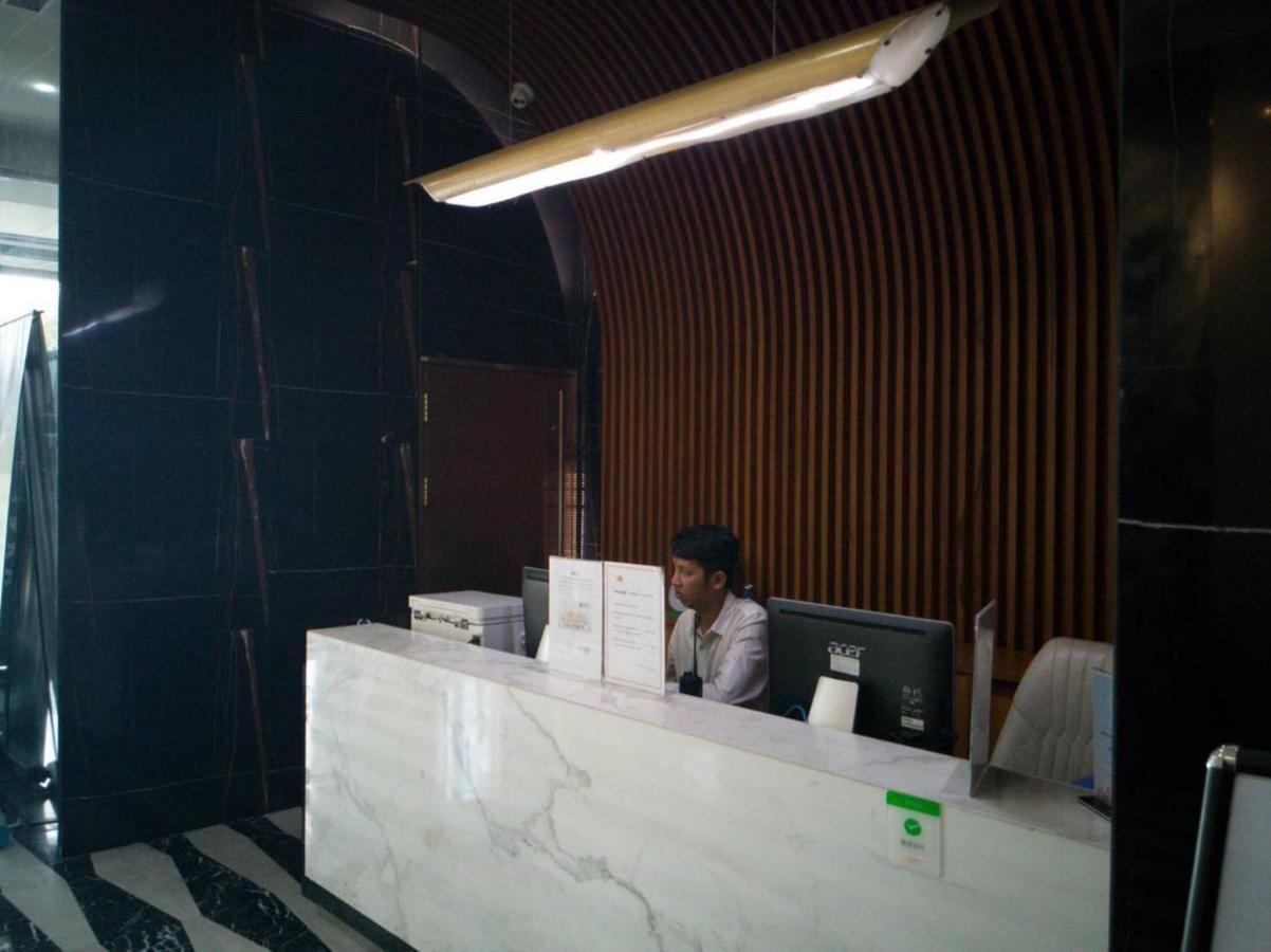 Eastland Hotel & Apartment Phnom Penh Esterno foto
