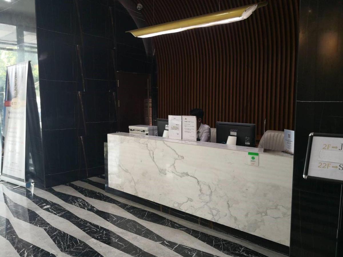 Eastland Hotel & Apartment Phnom Penh Esterno foto