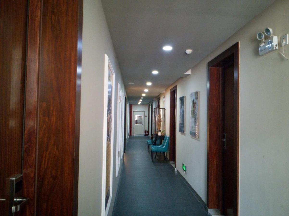Eastland Hotel & Apartment Phnom Penh Esterno foto